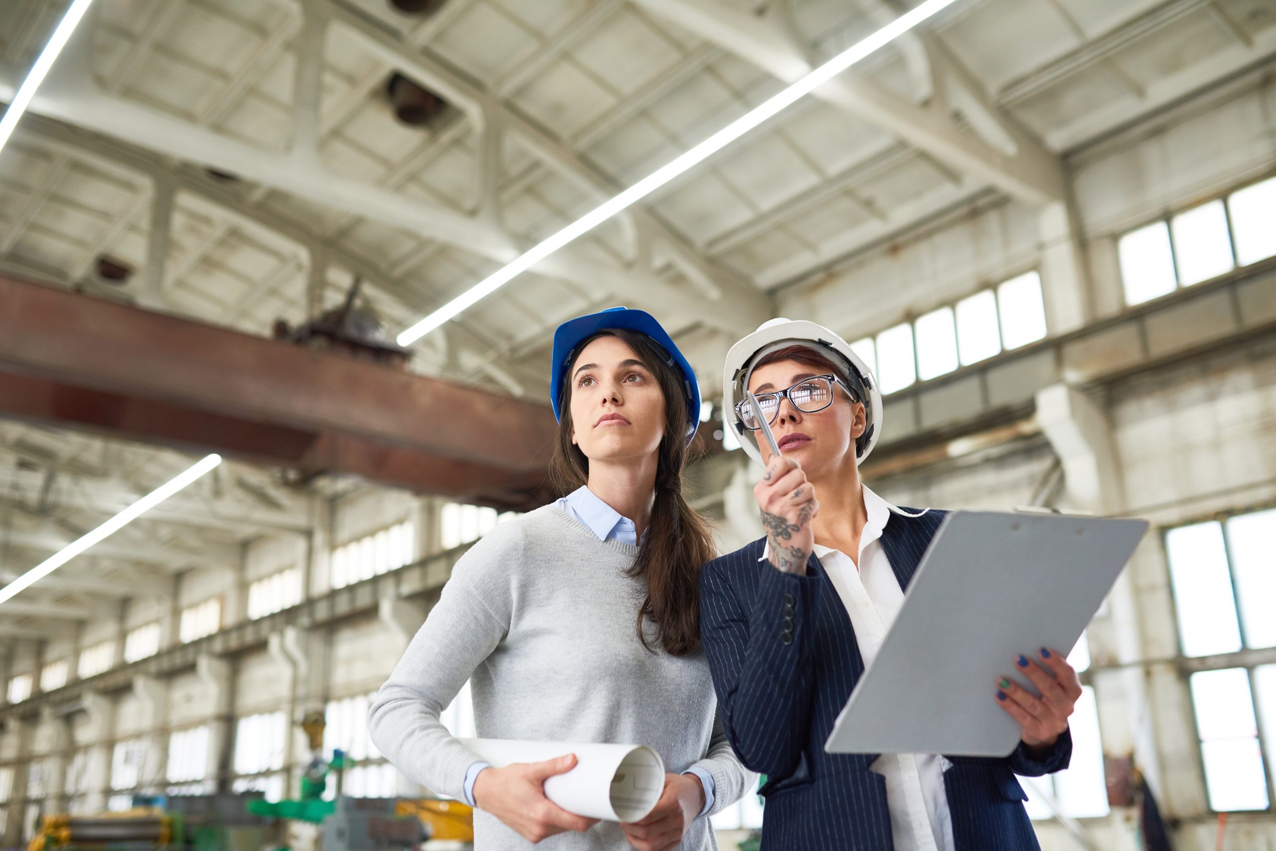 dyktige-medarbeidre-paa-befaring-av-dorprosjekt